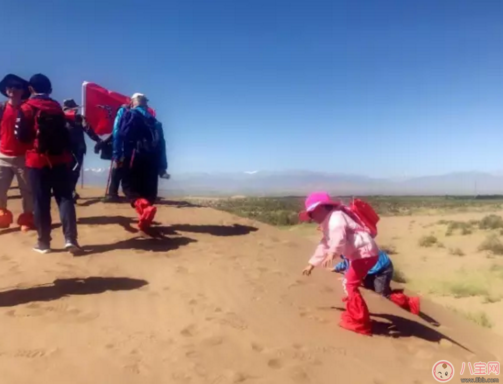 樂嘉帶4歲女兒穿越沙漠徒步76公里 女兒腿上發(fā)滿皰疹