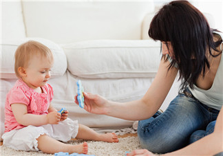 寶寶愛玩拼圖好處多  提升智力強(qiáng)化邏輯