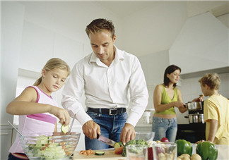 親子互動(dòng)  享受和孩子一起做飯