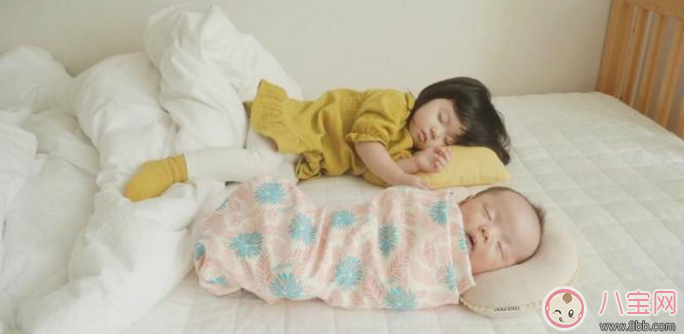 親子故事 記錄下兩個(gè)寶寶成長的瞬間