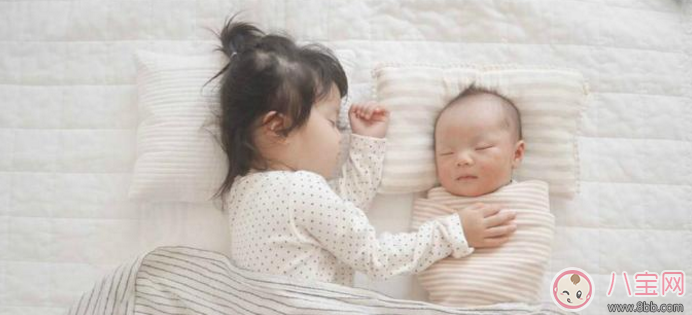 親子故事 記錄下兩個(gè)寶寶成長的瞬間