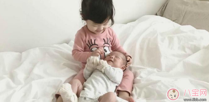 親子故事 記錄下兩個(gè)寶寶成長的瞬間