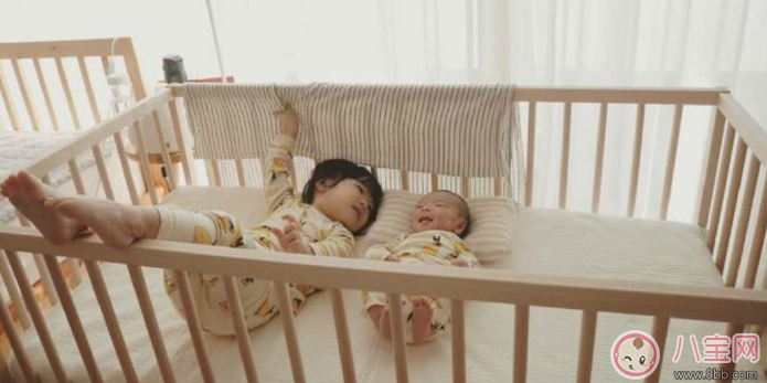 親子故事 記錄下兩個(gè)寶寶成長的瞬間