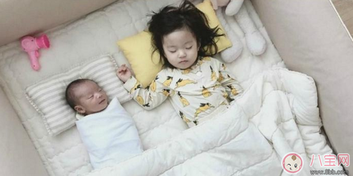 親子故事 記錄下兩個(gè)寶寶成長的瞬間