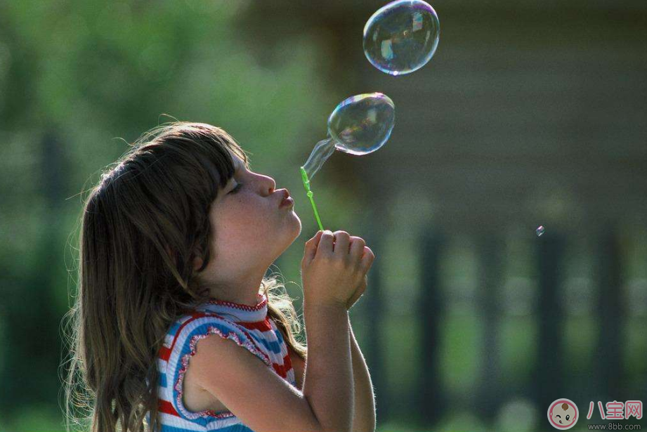 鄧超哄娃新招帶孩子吹超大泡泡 帶孩子吹泡泡怎么玩好