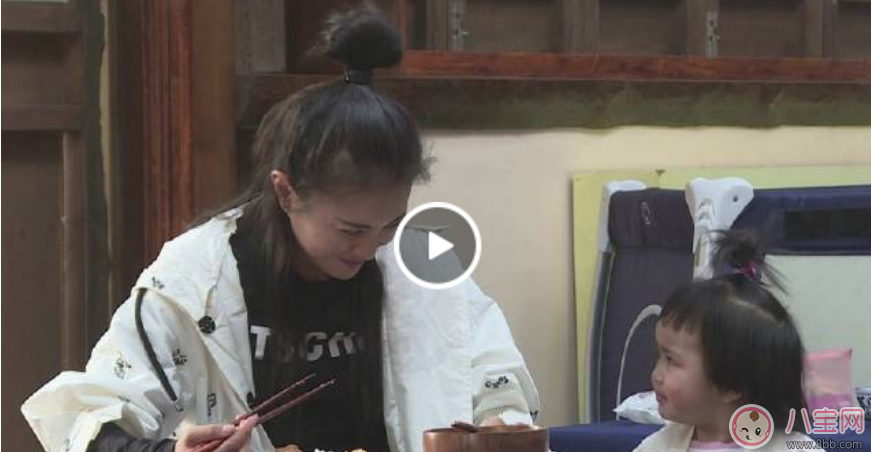 包文婧與餃子逐漸熟絡(luò) 手指受傷餃子擔(dān)心哭不停 包文婧與餃子逐漸熟絡(luò) 手指受傷餃子擔(dān)心哭不停