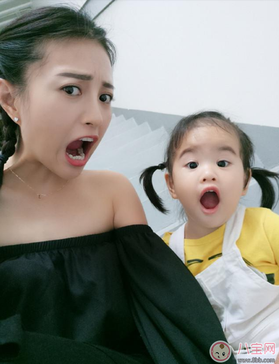 包文婧與餃子逐漸熟絡(luò) 手指受傷餃子擔(dān)心哭不停 包文婧與餃子逐漸熟絡(luò) 手指受傷餃子擔(dān)心哭不停