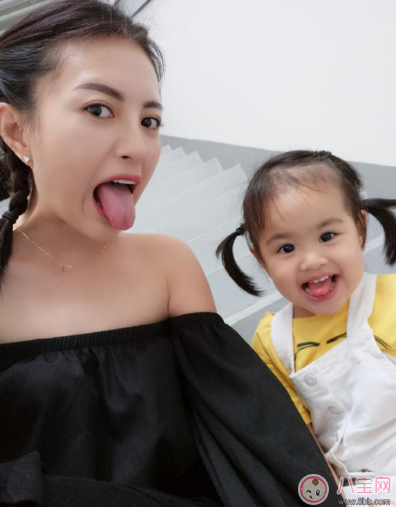 包文婧與餃子逐漸熟絡(luò) 手指受傷餃子擔(dān)心哭不停 包文婧與餃子逐漸熟絡(luò) 手指受傷餃子擔(dān)心哭不停