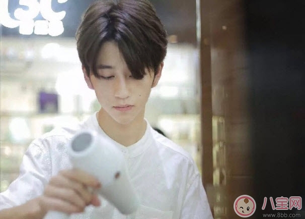 勃物咋治是誰 勃物咋治是什么意思(勃物咋治和吹頭小哥是什么關(guān)系)