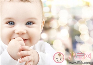 寶寶喜歡吃手指 父母如何聰明應(yīng)對(duì)