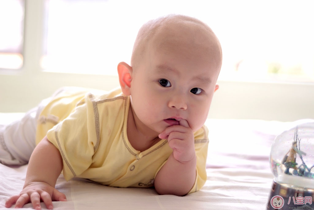 寶寶喜歡吃手指 父母如何聰明應(yīng)對(duì)