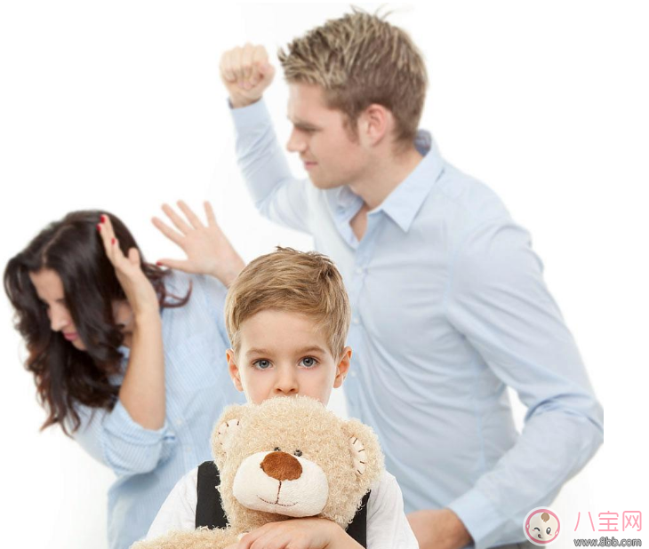 父母這些行為在潛移默化中影響著孩子 生活中這些細(xì)節(jié)要注意