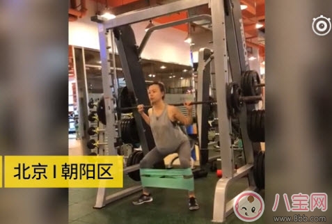 9個(gè)月孕媽舉杠鈴做深蹲 孕晚期能做哪些運(yùn)動(dòng)