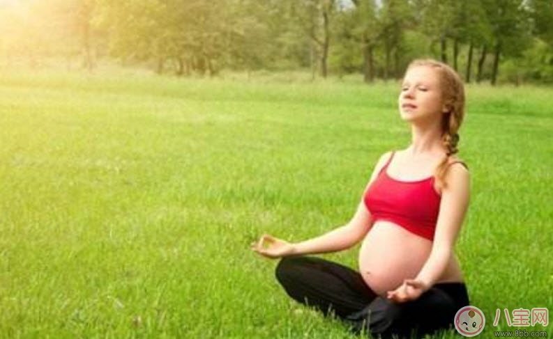 9個(gè)月孕媽舉杠鈴做深蹲 孕晚期能做哪些運(yùn)動(dòng)