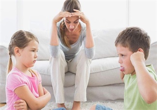 家長孩子的面撿別人的手機(jī) 父母的一言一行都會影響孩子