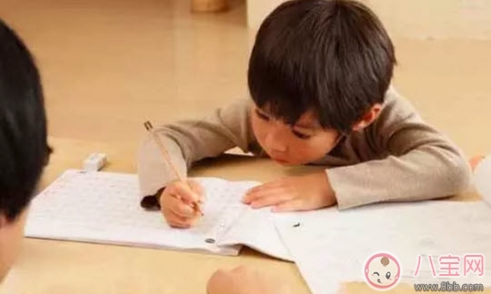 孩子害羞膽小怎么辦 膽小的孩子該如何教育(5句話鼓勵(lì)孩子)