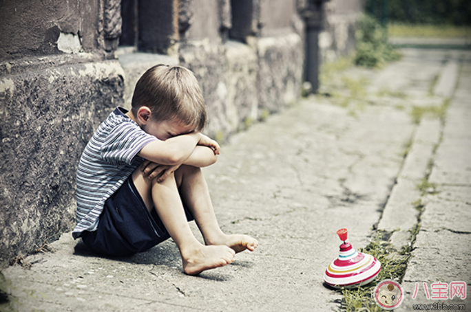 小孩子一看到玩具就想要 不買就哭怎么辦