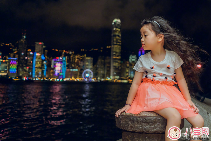 萌寶阿拉蕾垃圾丟進(jìn)垃圾桶 孩子環(huán)境意識(shí)從小培養(yǎng)