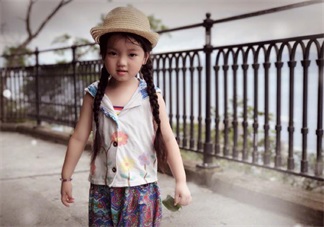 萌寶阿拉蕾垃圾丟進(jìn)垃圾桶 孩子環(huán)境意識(shí)從小培養(yǎng)