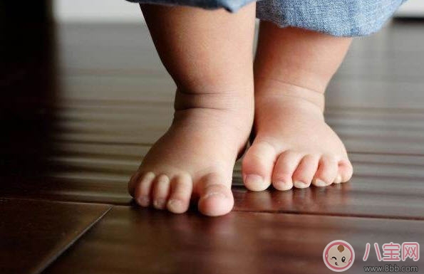 親子游戲讓寶寶輕松學(xué)會(huì)走路 寶寶練習(xí)走路親子游戲