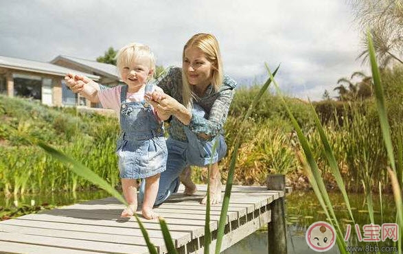 親子游戲讓寶寶輕松學(xué)會(huì)走路 寶寶練習(xí)走路親子游戲