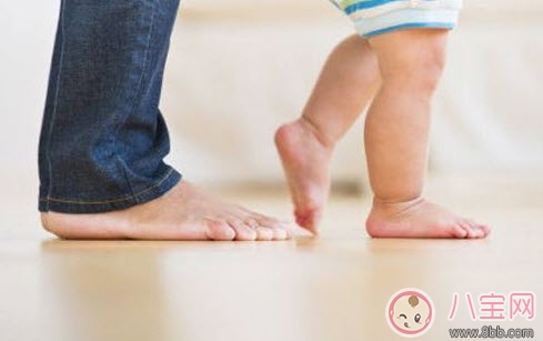 親子游戲讓寶寶輕松學(xué)會(huì)走路 寶寶練習(xí)走路親子游戲