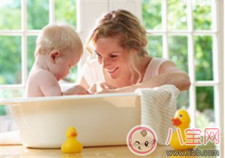 新手爸媽夏季給初生兒洗澡莫慌張 掌握方法最重要