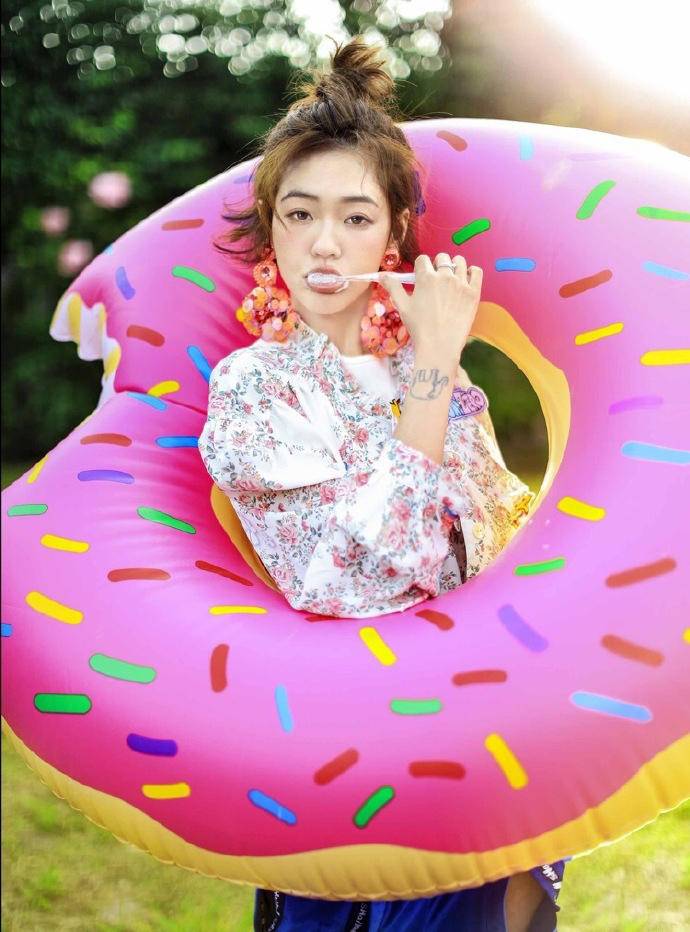 “康熙”再聚首 小S蔡康永合體登時(shí)尚雜志封面