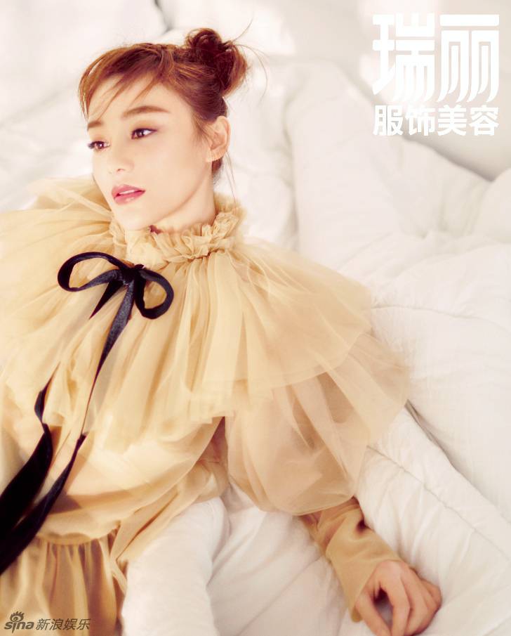 袁姍姍登《瑞麗》雜志封面 甜美俏皮上演美食誘惑