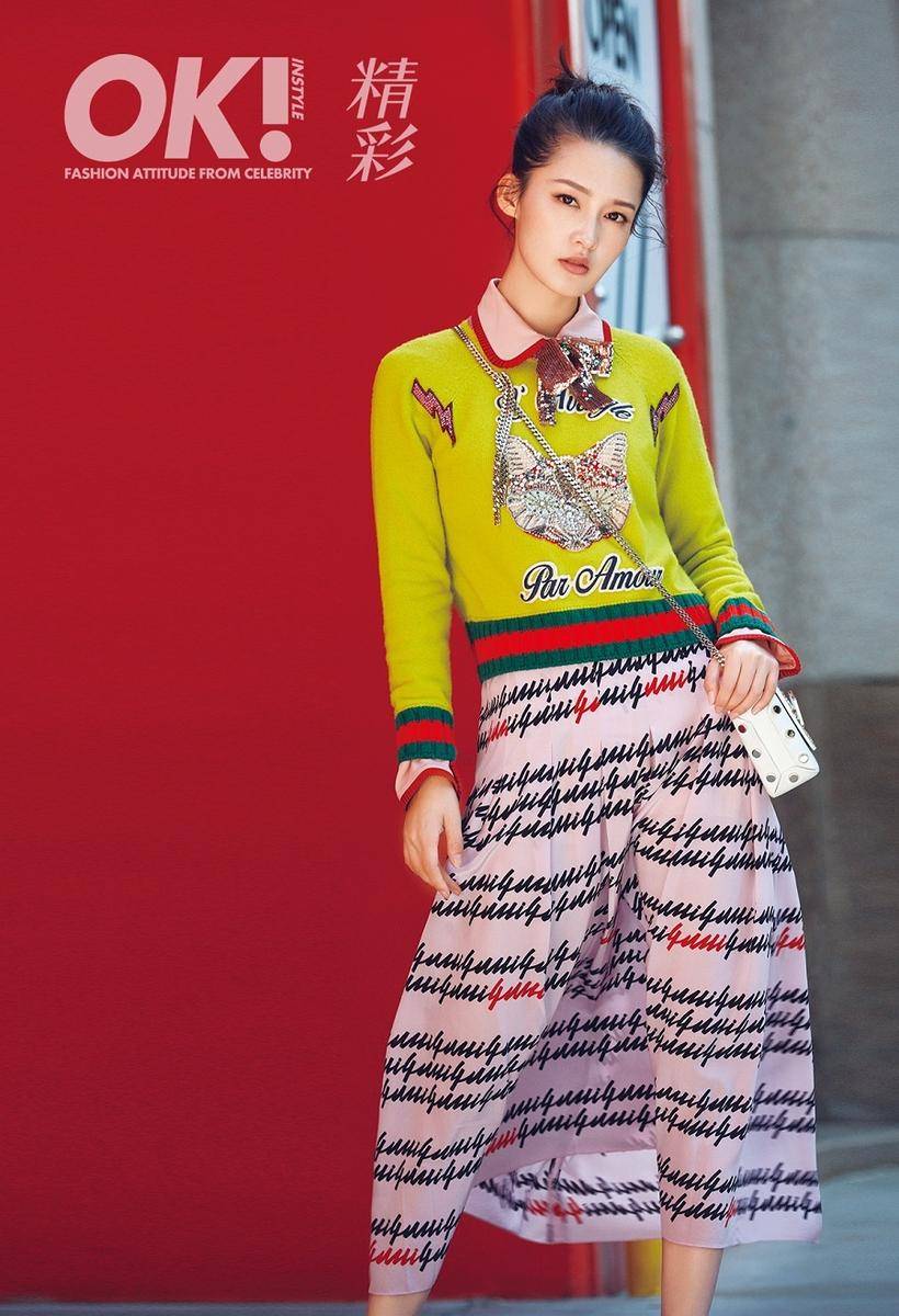 演員李沁首登雜志封面 明艷惹眼漫步街頭