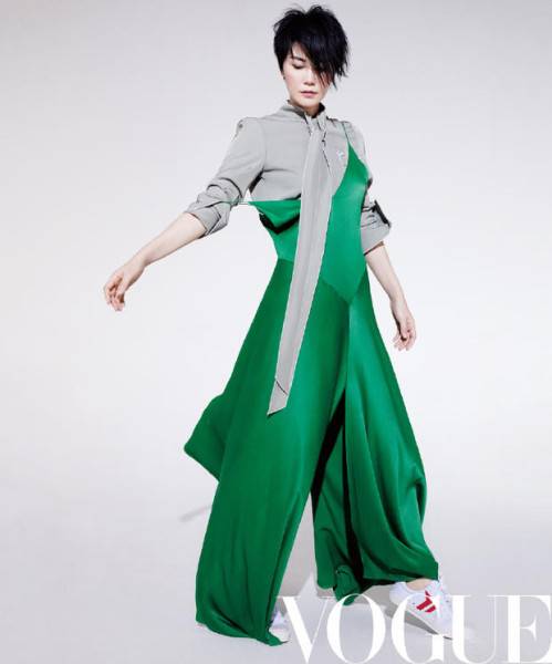 王菲登《Vogue》雜志封面 翩然起舞靈動(dòng)十足