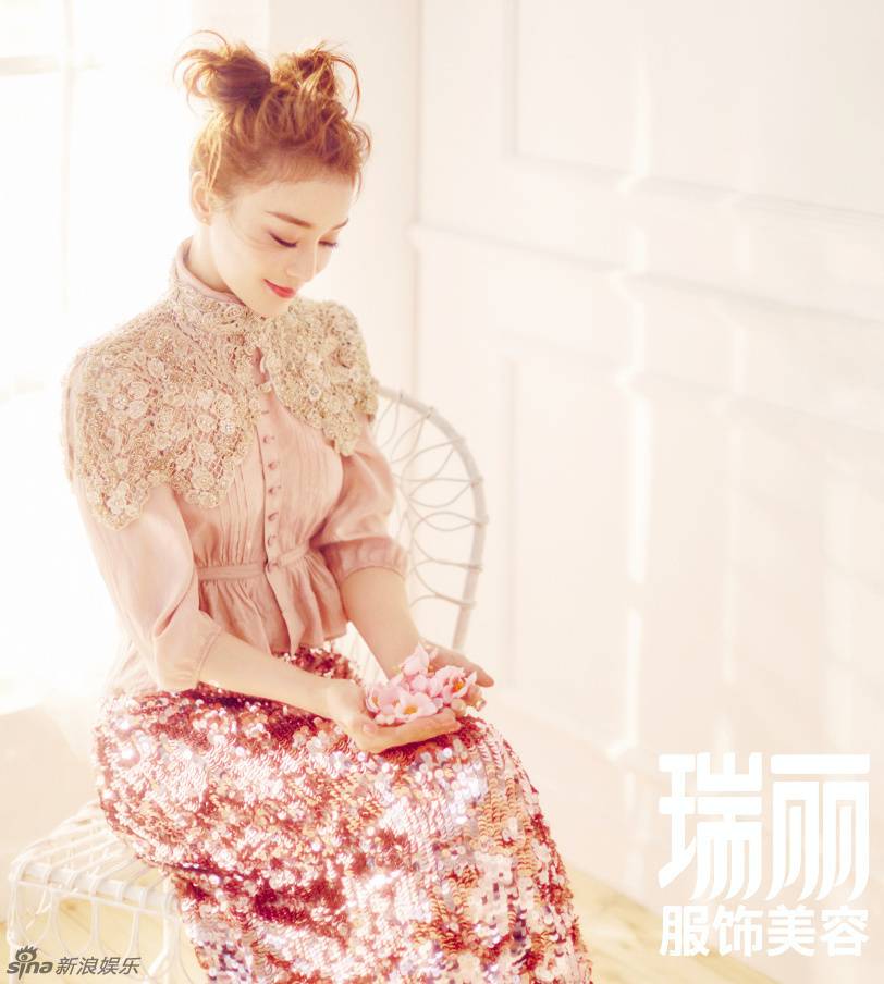袁姍姍登《瑞麗》雜志封面 甜美俏皮上演美食誘惑