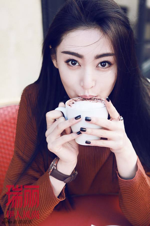 張?zhí)鞇鄣请s志雙封面 風格多變突破自我