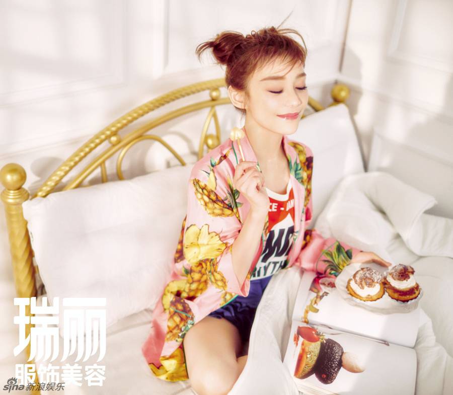 袁姍姍登《瑞麗》雜志封面 甜美俏皮上演美食誘惑