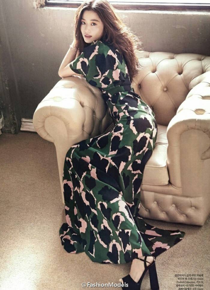 全智賢雜志封面大片公開 氣質(zhì)出眾長腿美艷