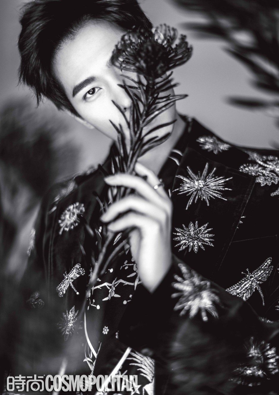 楊洋登《時(shí)尚COSMO》雜志封面 化身暗夜花美男