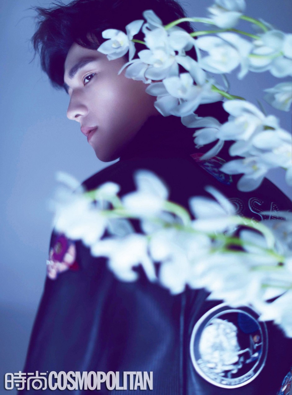 楊洋登《時尚COSMO》雜志封面 化身暗夜花美男