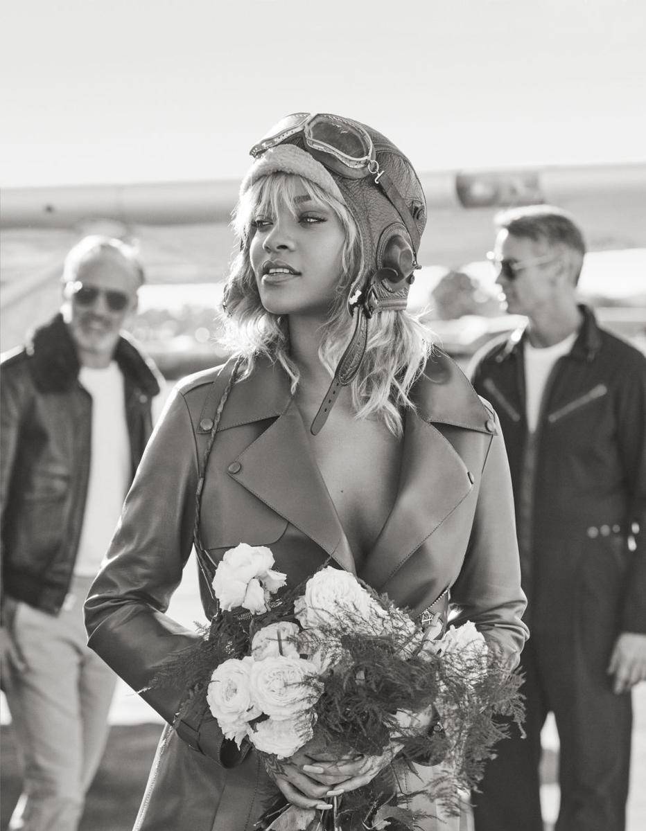 蕾哈娜登雜志封面 化身金發(fā)飛行員火力全開