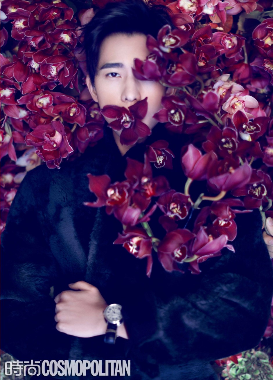 楊洋登《時(shí)尚COSMO》雜志封面 化身暗夜花美男