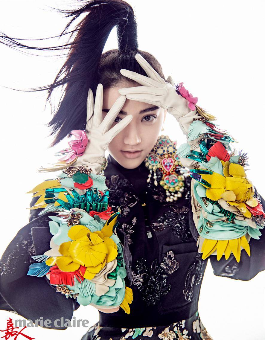 景甜雜志封面圖片公開 前衛(wèi)造型英氣十足