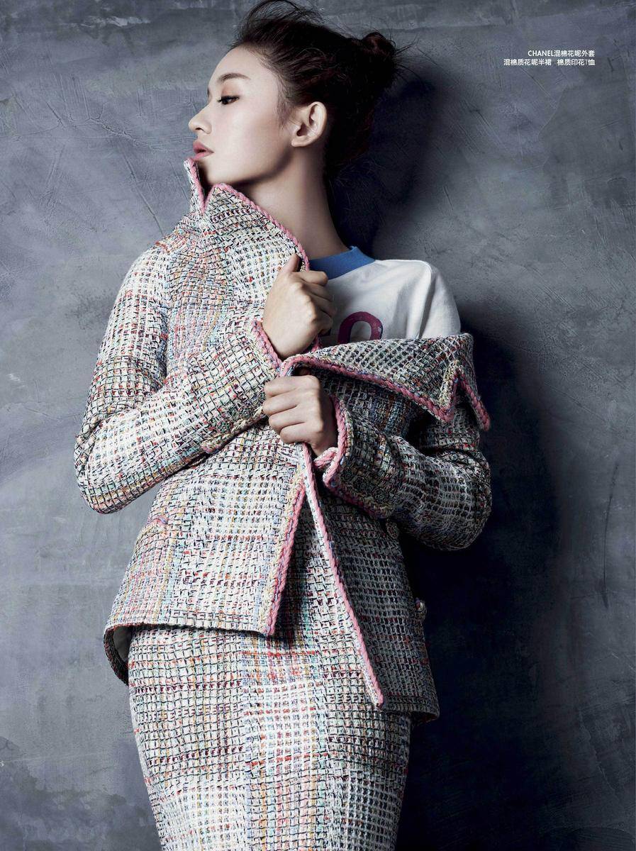 林允登雜志開年封面大片 輕靈自然裸妝迷人