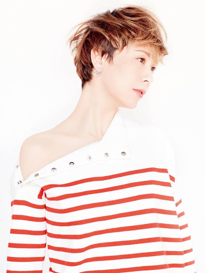 海清清新裸妝登雜志封面 展大女人時(shí)髦新形象