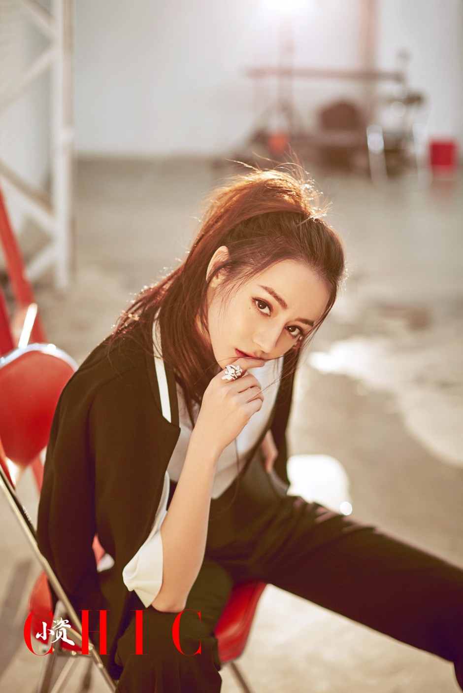 迪麗熱巴登雜志封面 多種風(fēng)格變換顯率真