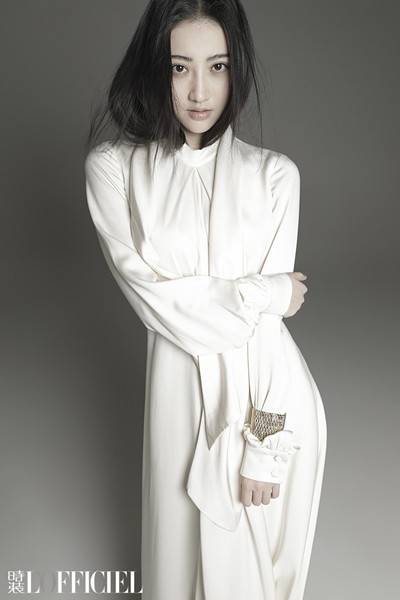 景甜雜志封面大片曝光 眼神清澈大秀冷白肌