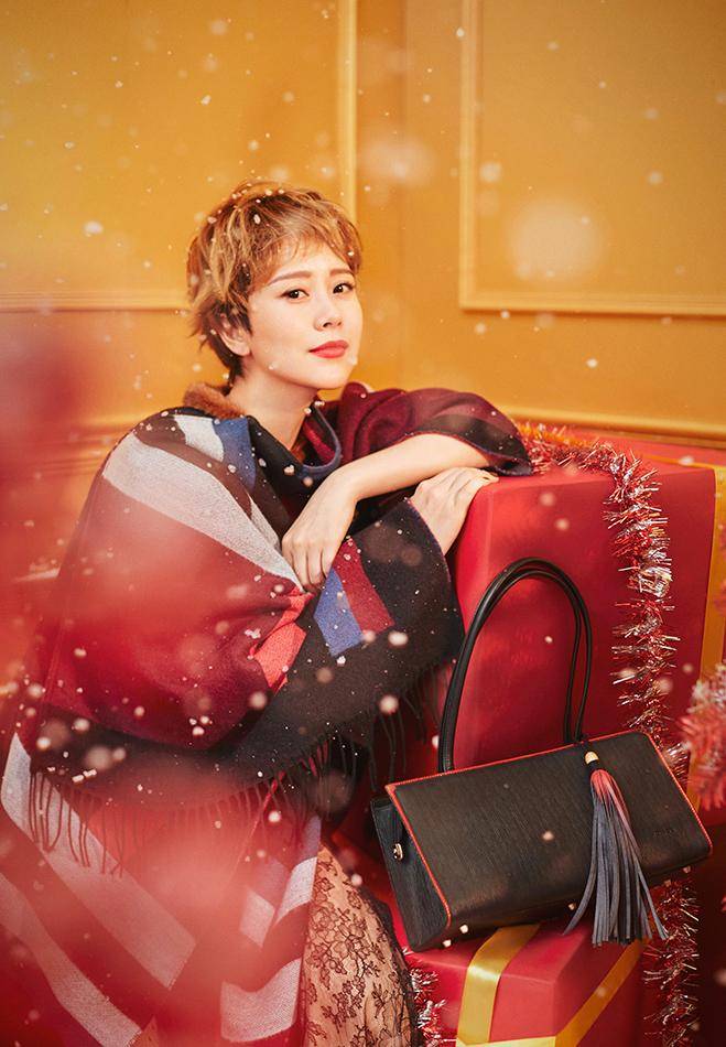 海清登《時(shí)尚co mo》雜志12月封面 金色短發(fā)耀眼