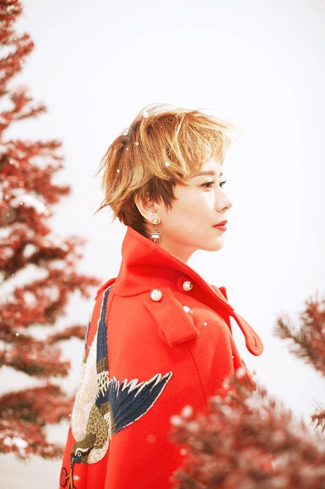 海清登《時(shí)尚co mo》雜志12月封面 金色短發(fā)耀眼