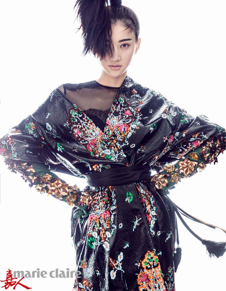 景甜雜志封面圖片公開 前衛(wèi)造型英氣十足