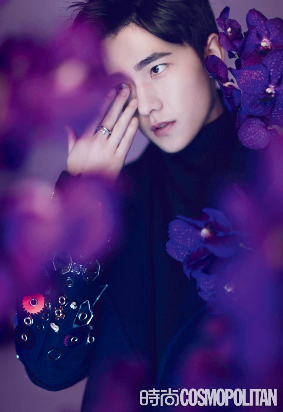 楊洋登《時(shí)尚COSMO》雜志封面 化身暗夜花美男