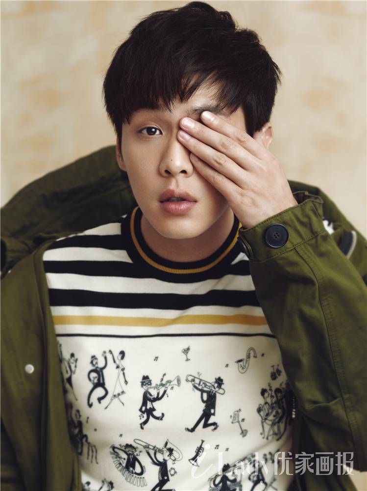 張若昀帥氣寫真封面大片 彰顯多面偶像魅力