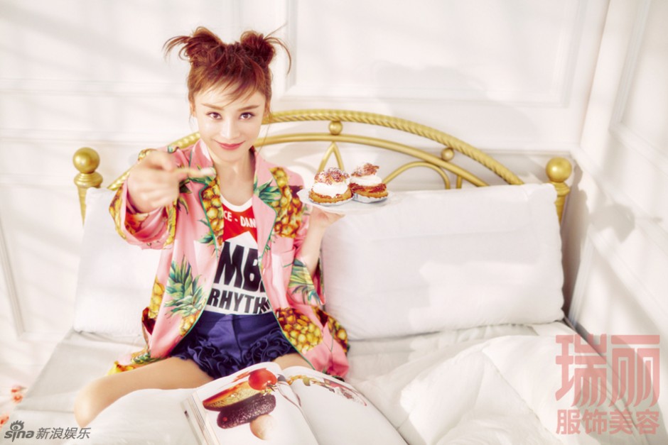 袁姍姍登《瑞麗》雜志封面 甜美俏皮上演美食誘惑
